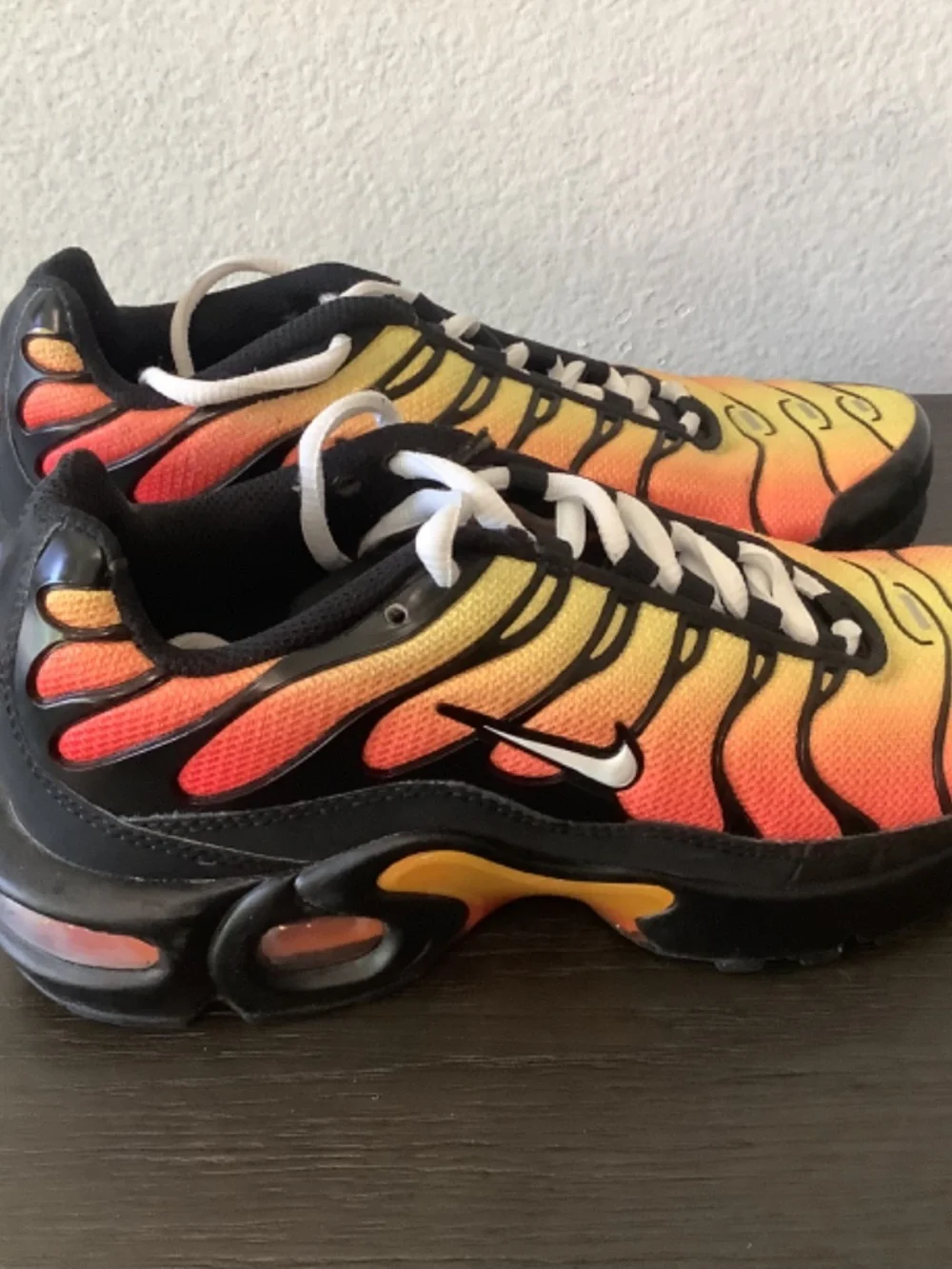 NIKE AIR MAX PLUS (GS) BLACK HABANERO RED YELLOW AR1852 017 SIZE 4YR LACE UP